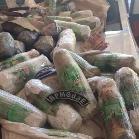 Dupla &eacute; flagrada arremessando bebidas dentro de pres&iacute;dio para quitar d&iacute;vidas