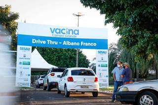 Um dos pontos de vacinação em Campo Grande, o drive-thru no Albano Franco recebe pessoas que tomarão vacina contra a covid(Foto: Marcos Maluf/Arquivo)