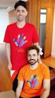 Paulo Gustavo e o marido Thalles vestindo a camisa de ONG campo-grandense.