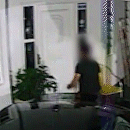 Em segundos e com chute certeiro, ladrão arromba porta e invade imóvel