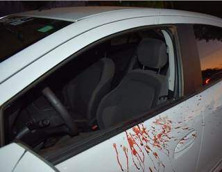Sangue na porta do carro da vítima. (Foto: Maikon Leal)