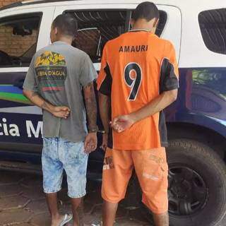 Dupla &eacute; flagrada arremessando bebidas dentro de pres&iacute;dio para quitar d&iacute;vidas
