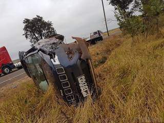 O Jeep capatou e foi parar fora da pista, tombado. O motorista e passageiro e que estavam no carro tiveram ferimentos leves e foram levados para o Hospital. (Foto: Jornal da Nova)