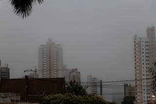 Capital amanheceu encoberta por névoa úmida (Foto: Henrique Kawaminami)