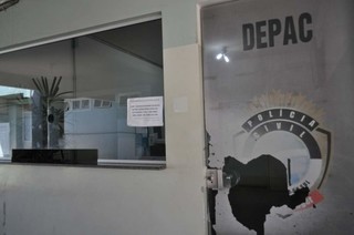 Homem leva facada após invadir casa e espancar ex-namorada Homem leva facada após invadir casa e espancar ex-namorada