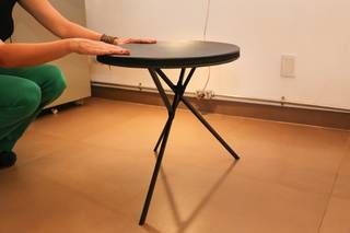 A mesa Seriema é equilibrada em três pés e feita com couro de descarte. (Foto: Paulo Francis)