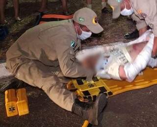 Vítima foi socorrida por equipe do Corpo de Bombeiros com diversos ferimentos. (Foto: Márcio Rogério/Nova News)