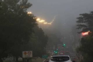 Dia amanheceu com céu tomado por neblina na Capital. (Foto: Henrique Kawaminami)