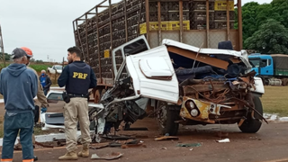 Cabine do caminhão ficou severamente destruída depois do acidente (Foto: Reprodução/Região News)