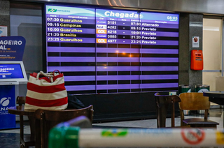 O painel mostra que o voo 3151 previsto para pousar às 7h30 foi alternado (Foto: Henrique Kawaminami)