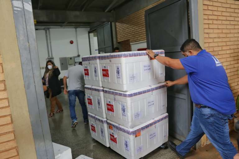 Doses de vacinas da Astrazeneca, fabricadas pela Fundação Oswaldo Cruz e adquiridas pelo governo federal, chegaram hoje ao Estado (Foto: Paulo Francis)