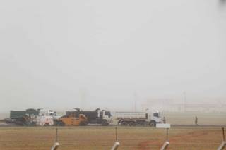 Nevoeiro deixou visibilidade baixa no Aeroporto nesta manhã. (Foto: Henrique Kawaminami)