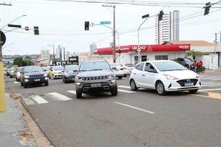 Fila de carros se formou na via após batida no cruzamento das Avenidas Mato Grosso e Ceará. (Foto: Kísie Ainoã)