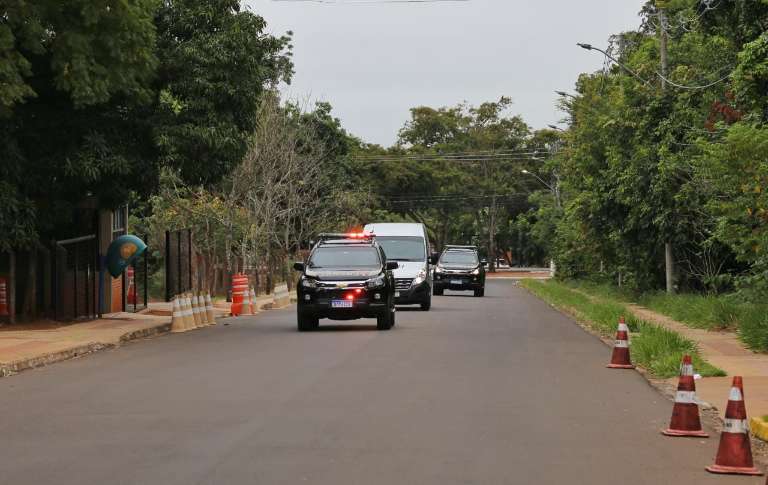 Carregamento de imunizantes foi escoltado por viatura da Polícia Federal (Foto: Paulo Francis)