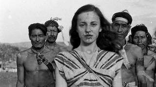Berta Ribeiro com os Kadiwéus nos anos 1940; ela e o marido Darcy Ribeiro viveram com os indígenas e estudaram seus costumes (Foto: Fundação Darcy Ribeiro)