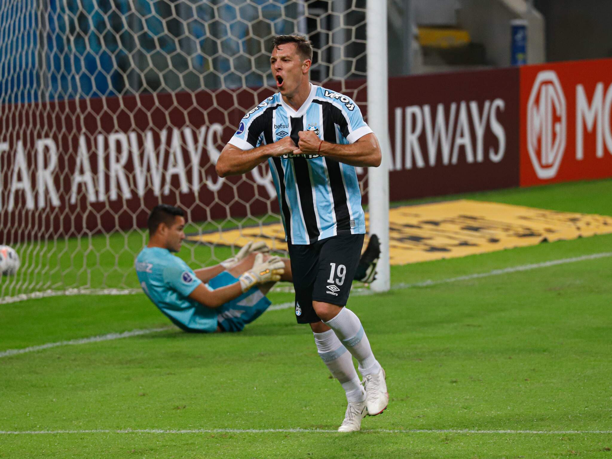 Grêmio faz 8 a 0 em time venezuelano e faz história em ...