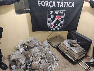 Pacotes de maconha apreendidos pela Polícia Militar em Dourados (Foto: Divulgação)
