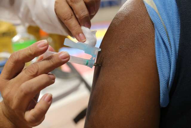 Prefeitura antecipa 2&ordf; dose da Astrazeneca