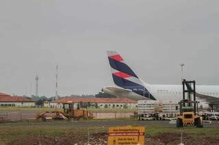 Aeronave encostada no pátio do aeroporto da Capital (Foto: Marcos Maluf)