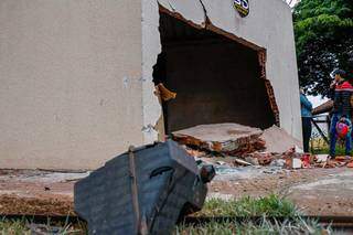 Motorista foge da PM na madrugada e só para ao destruir muro com Corolla Motorista foge da PM na madrugada e só para ao destruir muro com Corolla