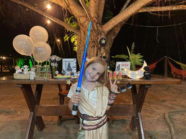 Aos 5 anos, Flor vira Rey e desenha a própria festinha do Star Wars