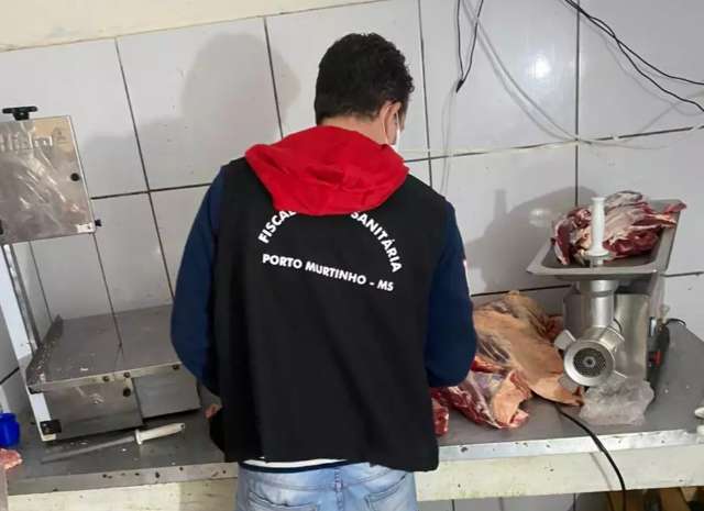 Depois de encontrar barata e teia de aranha em a&ccedil;ougue, pol&iacute;cia apreende carne