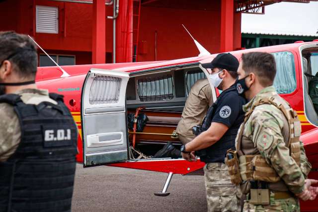 Adeus em MS tem aplausos antes de avi&atilde;o levantar voo com corpo de delegado