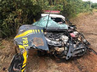 Carro da PRF ficou destruído em área de mata às margens da via. (Foto: Rones Cezar/Alvorada Informa)