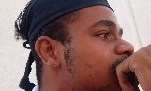 Copeiro pede demiss&atilde;o e aciona pol&iacute;cia ao ter cabelo comparado a pelos pubianos