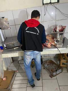 Depois de encontrar barata e teia de aranha em a&ccedil;ougue, pol&iacute;cia apreende carne