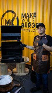 Chef Peter Chui ao lado da Defumadora, é aqui que a carne do Burger é defumada e ganhar um sabor incrível (Foto: Octopuz Marketing)