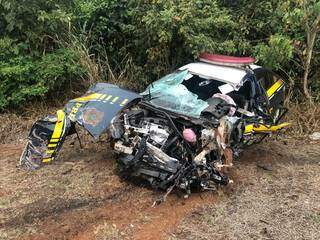 Viatura ficou com a frente completamente destruída (Foto: Alvorada Informa)