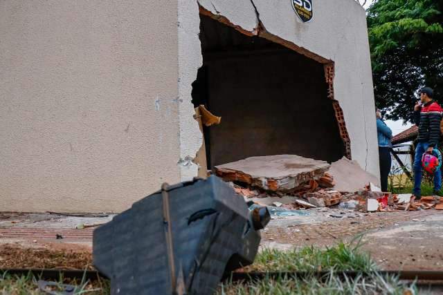 Motorista foge da PM na madrugada e s&oacute; para ao destruir muro com Corolla 