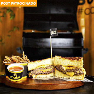 O lanche chega à mesa elaborado com dois burgers smash defumados com 90 gramas de carne cada, pão quadrado de mandioquinha, maionese da casa e queijo prato. (Foto: Divulgação)