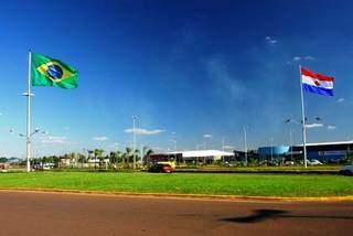 Divididas por um única rua, cidades-gêmeas como Ponta Porã e Pedro Juan Caballero não possuem união na tomada de medidas de enfrentamento da covid-19 (Foto Divulgação)