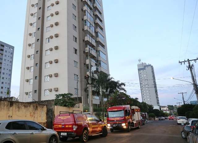 Mulher no parapeito do 19&ordf; andar de pr&eacute;dio assusta vizinhan&ccedil;a