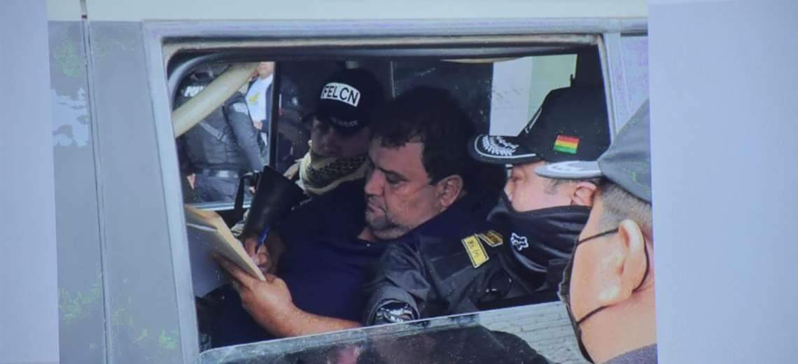 Dorado em viatura da polícia boliviana logo depois de ser pego em casa (Foto: El Deber)