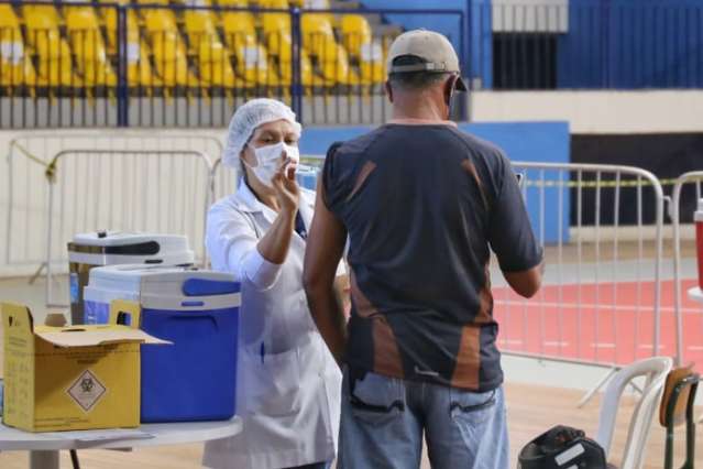 Com 30 den&uacute;ncias sobre fura-fila da vacina, maioria &eacute; arquivada pelo MP