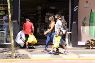 Consumidores andam pela região central da Capital após compras (Foto: Kísie Ainoã/Arquivo)