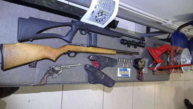 &quot;Comerciante&quot; de armas &eacute; preso andando por cidade com espingardas e muni&ccedil;&otilde;es 