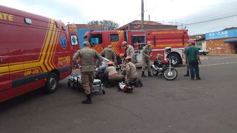 Acidente deixa motociclista ferido na Avenida das Bandeiras