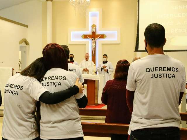 Em missa, familiares e amigos rezam e pedem justi&ccedil;a pela morte de Carl&atilde;o