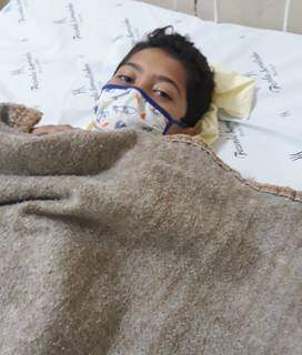 Elifaz Lima Monteiro, 11 anos, passou por duas cirurgias e segundo o pai, apesar das fortes dores, foi medicado com dipirona, e foi informado que médico no hospital só na segunda-feira. (Foto: Direto das Ruas)