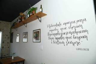 Citação de Clarice Lispector também decora o ambiente e integra inspiração da literatura brasileira. (Foto: Kísie Aionã)