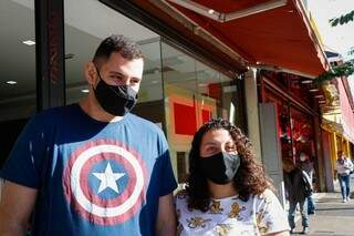 Almir e Laura estavam à caça das promoções anunciadas nas lojas. (Foto: Henrique Kawaminami)