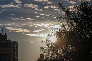Sol já aparece nas primeiras horas da manhã deste sábado (Foto: Henrique Kawaminami)