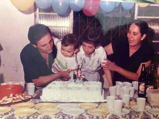 Valdecir, Renato, Renê e Osmarina em aniversário na infância (Foto: Arquivo Pessoal)