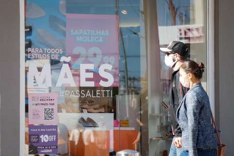 Frio e sal&aacute;rio na conta levam filhos &agrave;s compras de Dia das M&atilde;es 