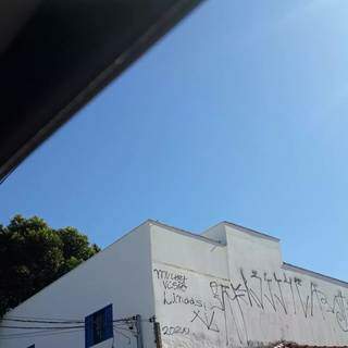 Na Avenida Júlio de Castilhos, pichadores deixaram a mensagem no alto do prédio. (Foto: Bárbara Cavalcanti)