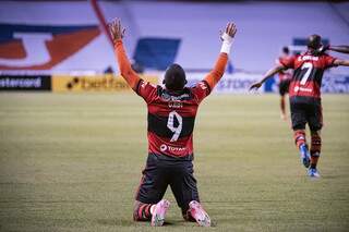 Atacante Gabriel ajoelha para comemorar gol (Foto: Flamengo/Divulgação)